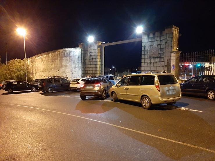 Coches bloqueados á porta do estaleiro. 