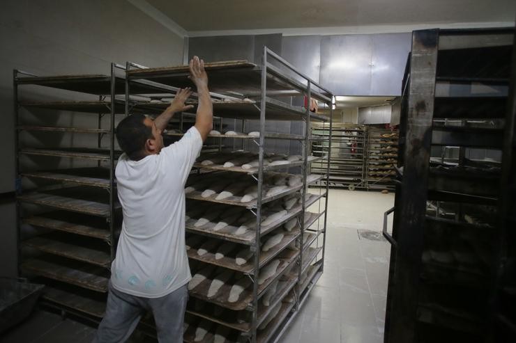 Un traballador prepara barras de pan no obradoiro da Panaderia Faragullas, en Lugo /  Carlos Castro - Europa Press 