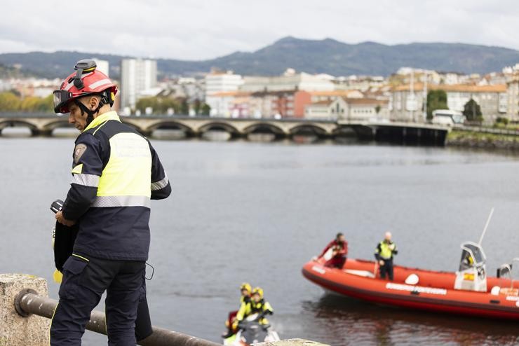 Un bombeiro nun dispositivo de procura na Ría de Pontevedra, a 28 de outubro de 2022, en Pontevedra, Galicia (España). Os bombeiros de Pontevedra despregaron un dispositivo de procura no río Lérez por un piragüista desaparecido ao envorcar o seu em. Beatriz Ciscar - Europa Press