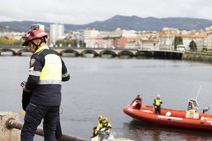 Un bombeiro nun dispositivo de procura na Ría de Pontevedra 