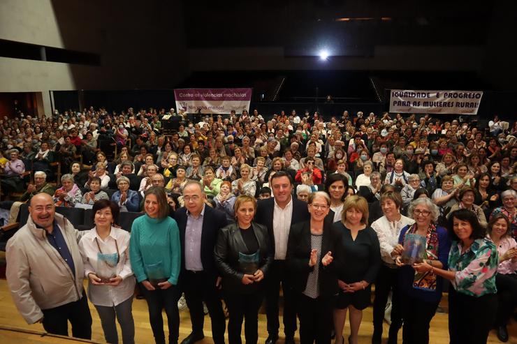 As premiadas xunto ás representantes de Fademur Galicia e Fademur España; o alcalde de Santiago, Xosé Sánchez Bugallo; e o presidente da Deputación da Coruña, Valentín González Formoso. FADEMUR GALICIA 