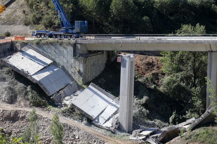 Guindastres traballan durante o desmonte das pilas 1 e 2 do viaduto de O Castro / Carlos Castro