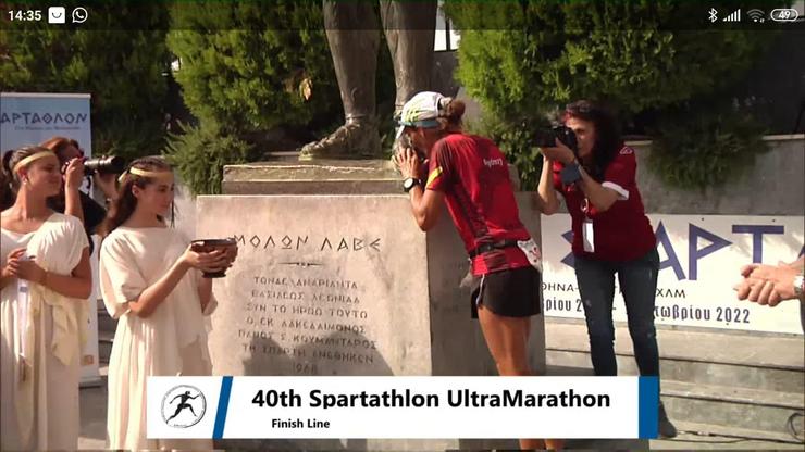 Maite Rojo finaliza a Spartatlon bicando a estatua de Leónidas 