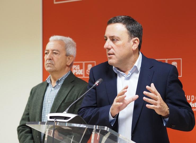 O secretario xeral do PSdeG, Valentín González Formoso, xunto ao portavoz dos socialistas no Parlamento, Luís Álvarez, en rolda de prensa. PSDEG 