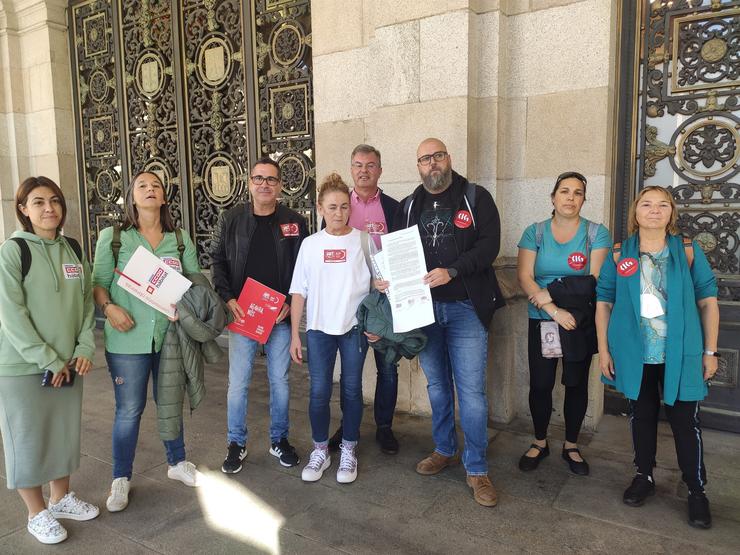 CC.OO, UXT e CIG presentaron no rexistro municipal do Concello da Coruña un escrito para reclamar que se respecte a normativa laboral e o convenio colectivo na nova licitación do servizo de axuda no fogar 