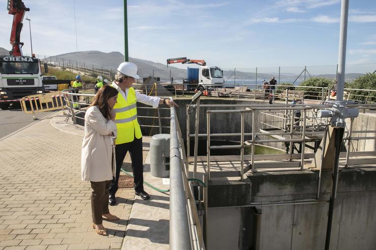 A alcaldesa da Coruña, Inés Rey, durante a súa visita ás obras para a produción de enerxías renovables na Edar de Bens 
