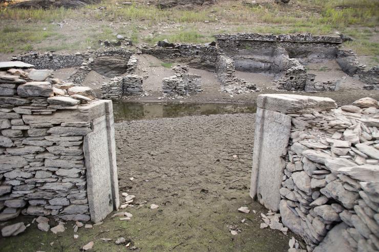 O baixo caudal do río Miño deixou á vista as ruínas do antigo Portomarín, que nos anos 60 do século pasado foi alagado polo encoro de Belesar, en Escairón, tras unha prolongada ausencia de choivas / Carlos Castro - Europa Press.