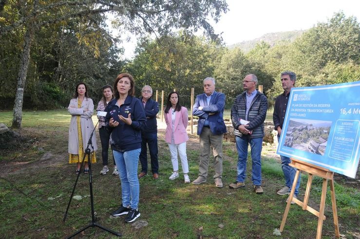 A conselleira de Medio Ambiente, Territorio e Vivenda, Ángeles Vázquez, presenta o plan de xestión da reserva da biosfera transfronteiriza Gerês-Xurés / Xunta de Galicia.