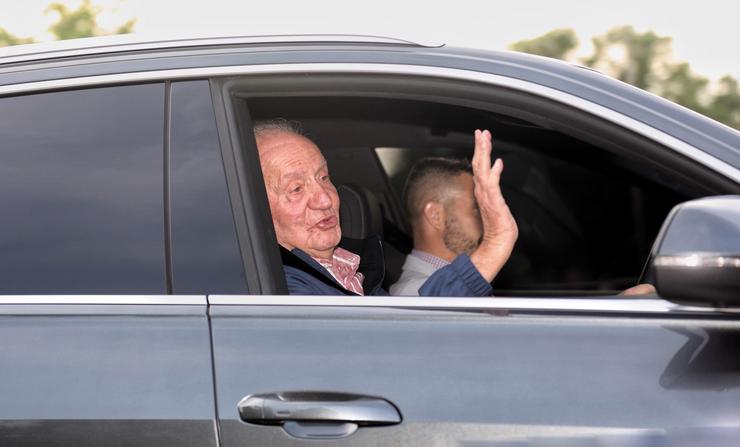 O Rei emérito Juan Carlos I á súa saída de Madrid con dirección Abu Dabi tras a súa visita a España, a 23 de maio de 2022 / Eduardo Parra - Europa Press.