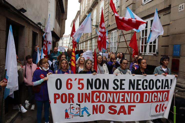 Concentración de traballadoras do SAF en Santiago.. CIG / Europa Press