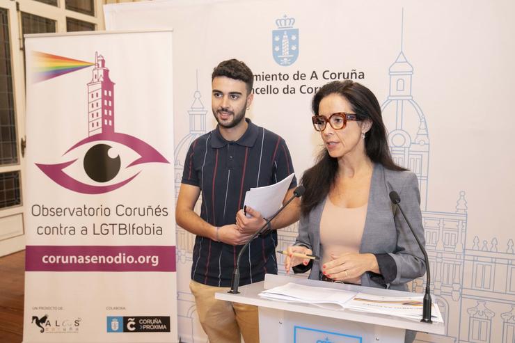 Técnico do Observatorio Coruñés contra a LGTBIfobia, Pablo Zas, e a concelleira de Benestar Social do Concello da Coruña, Yoya Neira, presentan os resultados do informe 2021 publicado baixo o título 