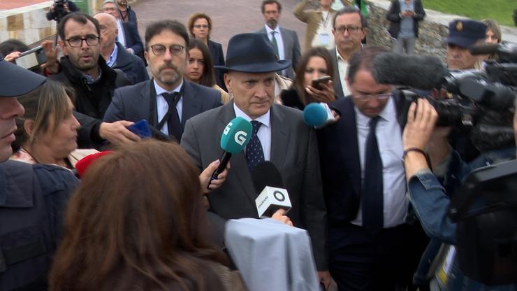O ex director de seguridade de Adif, Andrés Cortabitarte, á saída da primeira xornada do xuízo polo accidente do Alvia na curva de Angrois, na Cidade da Cultura, en Santiago de Compostela. 