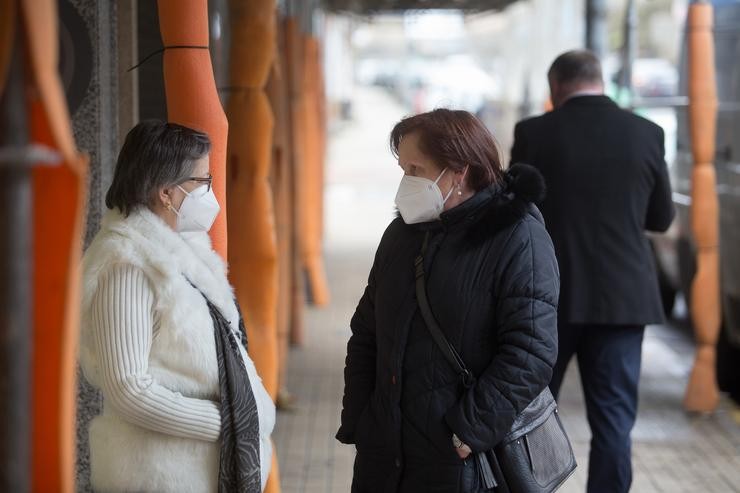 Arquivo - Arquivo. Dúas mulleres con máscara conversan no municipio de Guitiriz (Lugo).. Carlos Castro - Europa Press - Arquivo 
