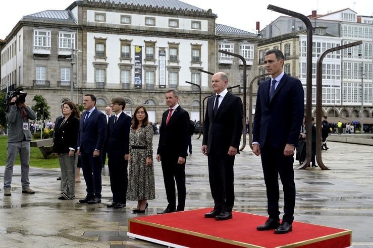 O presidente do Goberno, Pedro Sánchez, e o seu homólogo alemán, Olaf Scholz, no acto previo ao cume hispano-alemá xunto á alcaldesa, Inés Rei, e outras autoridades. M. Dylan - Europa Press / Europa Press