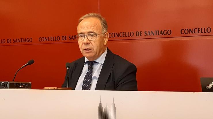 O alcalde de Santiago, Xosé Sánchez Bugallo, en rolda de prensa.. CONCELLO DE SANTIAGO