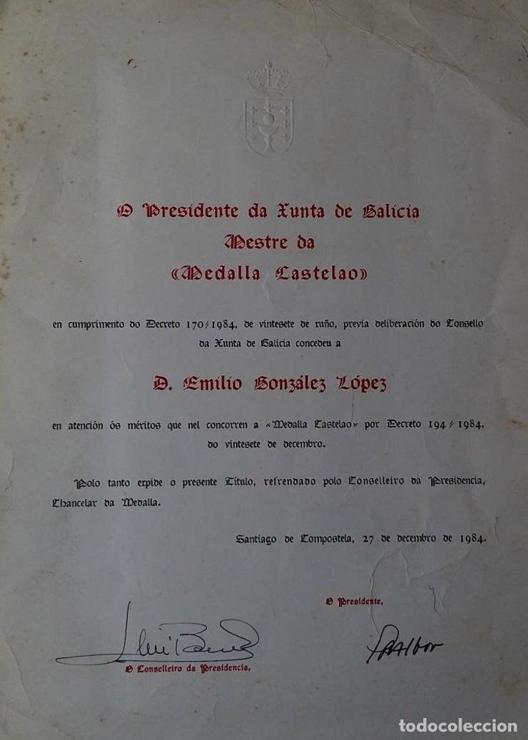 Venda do título de concesión da medalla Castelao a Emilio González / todocoleccion