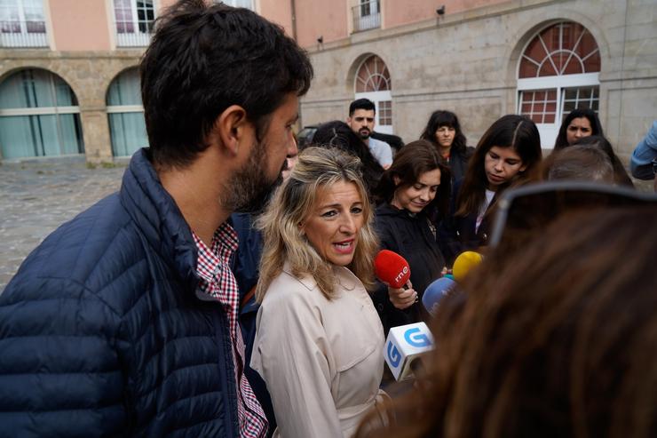 O portavoz de En Común Galicia, Antón Gómez-Reino e a vicepresidenta segunda do Goberno e ministra de Traballo e Economía Social, Yolanda Díaz, ofrecen declaracións aos medios á súa chegada a unha homenaxe ao exsenador de Podemos José García Buitrón. M. Dylan - Europa Press 