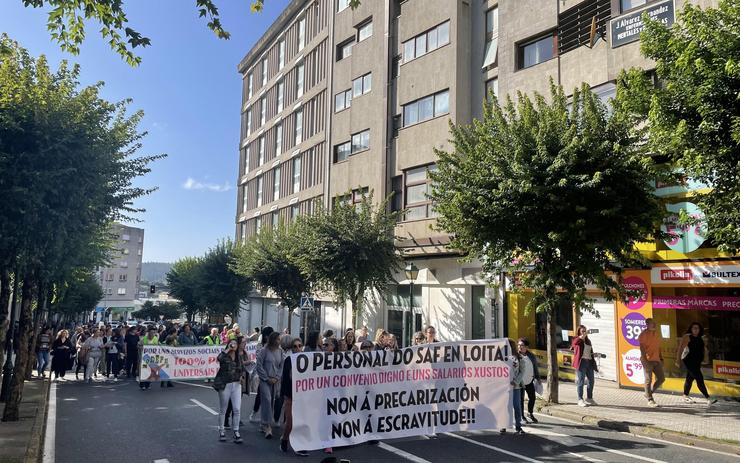 Persoal sociosanitario do Servizo de Atención a Persoas Dependentes en Domicilio nunha manifestación en Santiago de Compostela. 