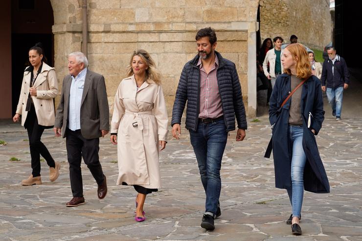 A vicepresidenta segunda do Goberno, Yolanda Díaz (3i); o portavoz de En Común Galicia, Antón Gómez-Reino (4i) e a secretaria de Organización de Podemos, Lilith Verstrynge (1d), á súa chegada a unha homenaxe ao exsenador de Podemos José García Buitrón. M. Dylan - Europa Press 