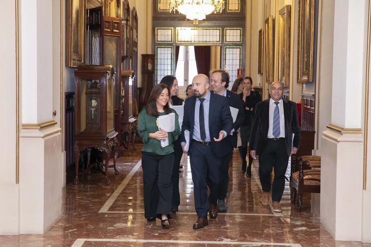A alcaldesa da Coruña, Inés Rei, e o concelleiro de Economía, José Manuel Lage, antes dun pleno. ANDY PEREZ / Europa Press