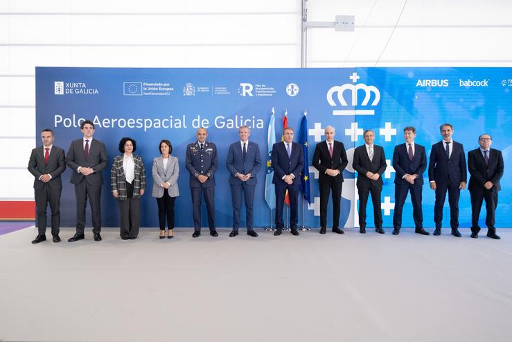 O presidente da Xunta, Alfonso Rueda, na firma dos contratos. DAVID CABEZÓN/XUNTA / Europa Press