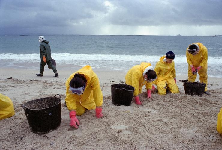 Arquivo - Voluntarios limpan a area de restos de fuel na praia de Aviño, no municipio galego de Malpica de Bergantiños, tras o Prestige. Álvaro Ballesteros - Arquivo 