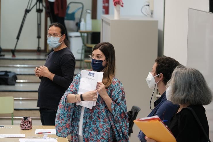 Unha examinadora mostra un dos exames de selectividade nunha aula da Facultade de Psicoloxía da Universidade de Santiago de Compostela 