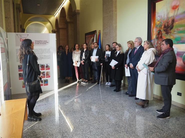 O Parlamento de Galicia acolle unha mostra fotográfica que reivindica o papel que xogan as mulleres por todo o mundo en defensa dos dereitos humanos / Parlamento de Galicia.