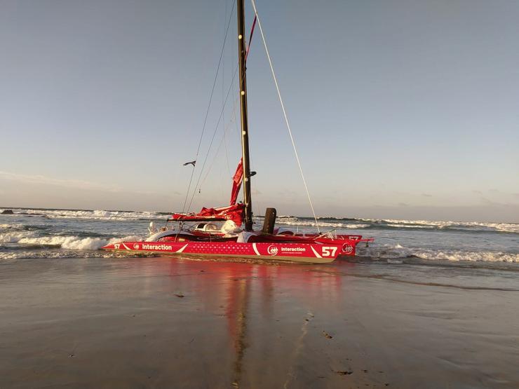 Veleiro embarrancado na praia de Lardeira, en Corrubedo, Ribeira (A Coruña).. SALVAMENTO MARÍTIMO 