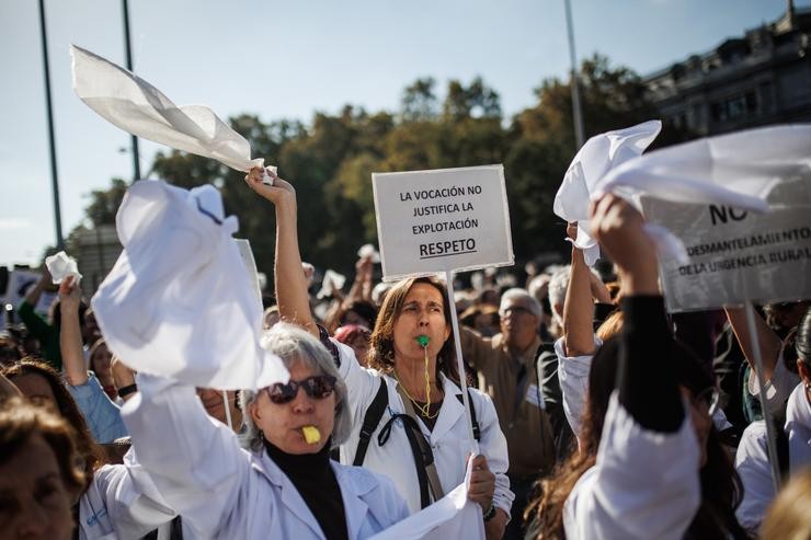 Unhas 200.000 persoas segundo a Delegación de Goberno marchan durante unha manifestación contra o desmantelamento da Atención Primaria na Sanidade Pública. / Alejandro Martínez Vélez