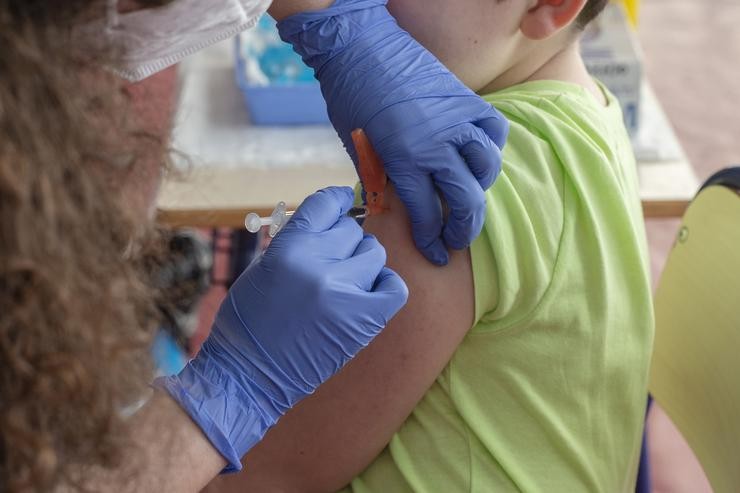 Un neno recibe a vacina contra a Covid-19 