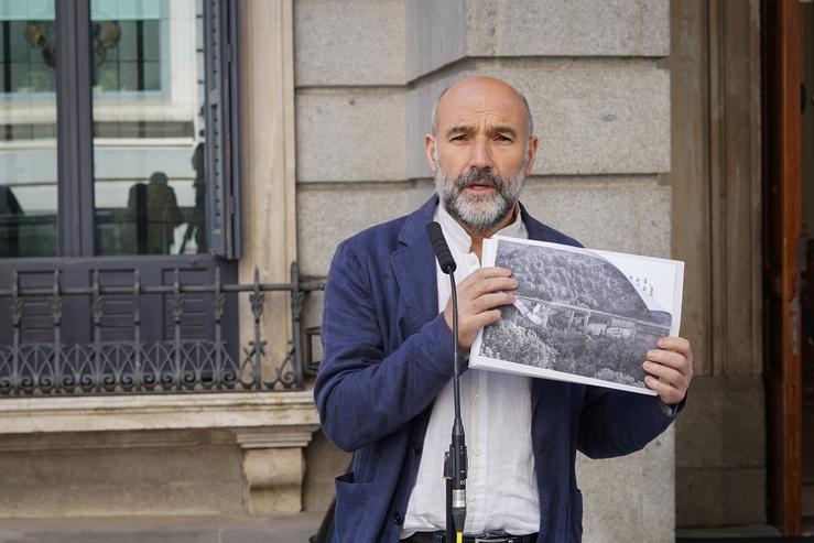 Arquivo - O deputado do BNG no Congreso, Nestor Rego, sostén unha imaxe do viaduto da A-6 colapsado. BNG - Arquivo / Europa Press