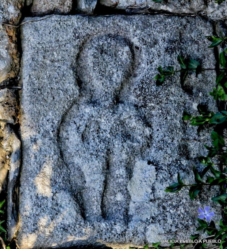 Suposta divinidade ou deusa da fecundidade que está na casa reitoral de Martul, en Outeiro de Rei / https://galiciapuebloapueblo.blogspot.com/ 