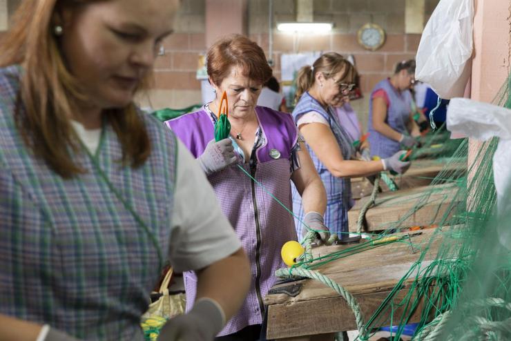 Mulleres redeiras confeccionando / Asociación de mulleres redeiras O Peirao