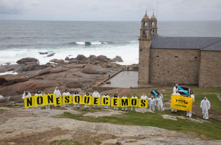 Voluntarios de Greenpeace volven a Muxía 20 anos despois da traxedia do Prestige / Greenpeace