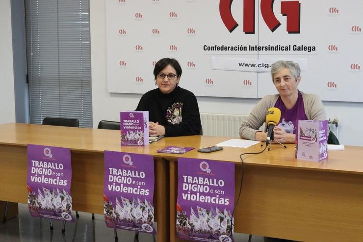 A secretaria confederal das Mulleres de CIG, Nicolasa Castro, e a secretaria comarcal das Mulleres, Margarida Curral, na presentación da campaña do sindicato polo 25N 