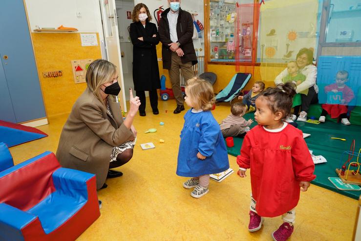 A conselleira de Política Social e Xuventude, Fabiola García, visita a escola infantil pública autonómica As Mariñas / Xunta