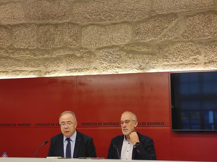 O alcalde de Santiago, Xosé Sánchez Bugallo, acompañado polo segundo tenente de alcalde, Sindo Guinarte / Europa Press.