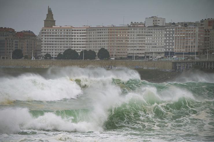 Arquivo - Forte ondada nas praias da Coruña. M. DYLAN - Arquivo 