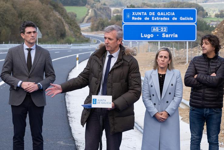 O presidente da Xunta, Alfonso Rueda, acompañado da conselleira de Infraestruturas e Mobilidade, Ethel Vázquez, na posta en servizo da autovía AG-22 Nadela-Sarria 