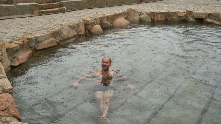 Jácome, en bañador, nas termas da Chabasqueira 