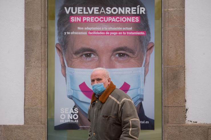 Arquivo - Un home con máscara. Carlos Castro - Europa Press - Arquivo / Europa Press