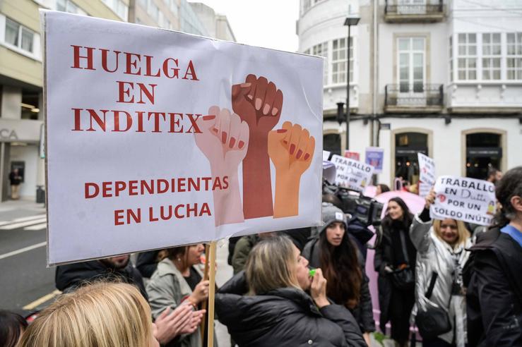 Unha pancarta coa lema 'Folga en Inditex. Dependentas en loita' durante a manifestación de traballadoras de Inditex. M. Dylan - Europa Press