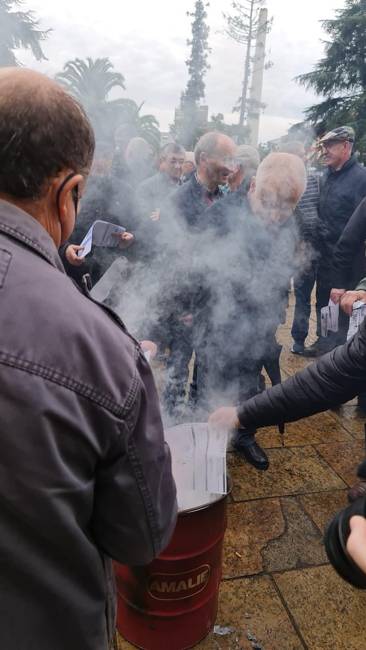 Traballadores queiman facturas de Endesa nas Pontes / Europa Press