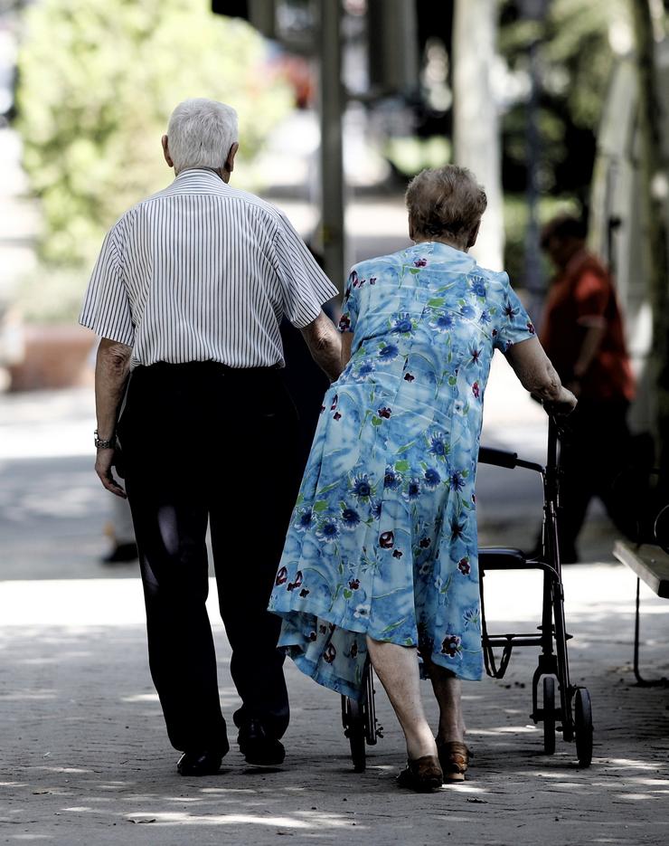 Unha parella de pensionistas paseando por Madrid / Eduardo Parra