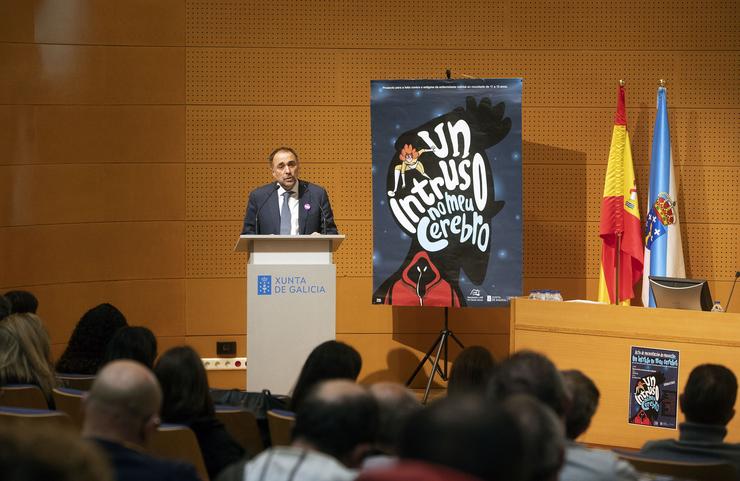 O conselleiro de Sanidade, Xullo García Comesaña, intervén na presentación 'Un intruso non meu cerebro'.. XUNTA-CONCHI PAZ 