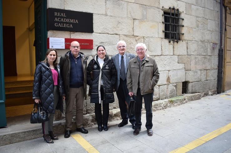 O presidente da RAG, Víctor F. Freixanes, reunido cos representantes da Mesa Coordinadora Don Paco na sede da academia 