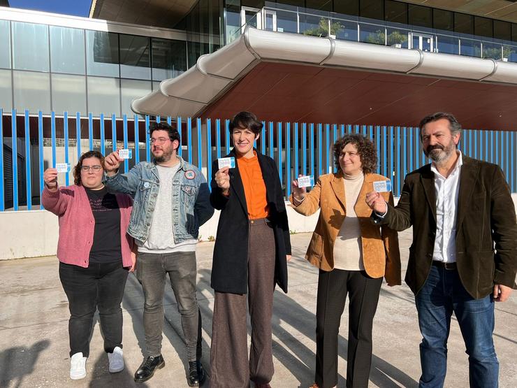 Presentación do cartón 'Toda Galiza', unha iniciativa do BNG para o transporte público, coa portavoz nacional, Ana Pontón. 