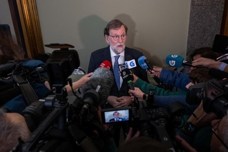 O expresidente do Goberno Mariano Rajoy atende aos medios na inauguración do acto de homenaxe 