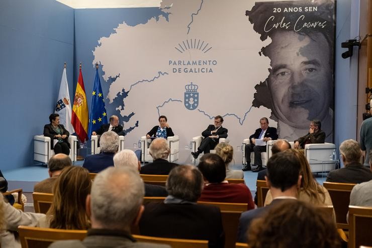 Homenaxe póstuma no Parlamento de Galicia a Carlos Casares, co expresidente Mariano Rajoy, e o ex alcalde da Coruña, Francisco Vázquez, entre outros.. César Arxina - Europa Press 